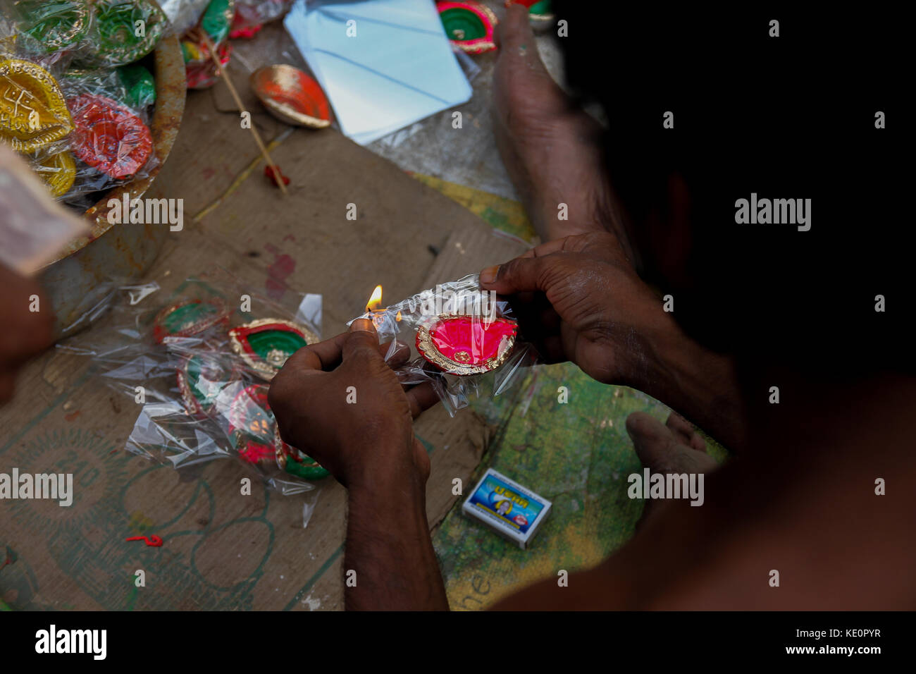 En Kolkata, India. 17 oct, 2017. La preparación está en pleno apogeo en la industria de arcilla kolkata para hacer la diya listo para usar como decoración en este diwali para iluminar su hogar. Crédito: sagnik datta/alamy live news Foto de stock