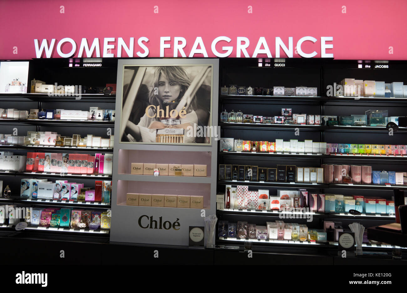 Fragrance para mujer en la tienda departamental que destaca Chloe Perfume, Kuala Lumpur, Malasia Foto de stock