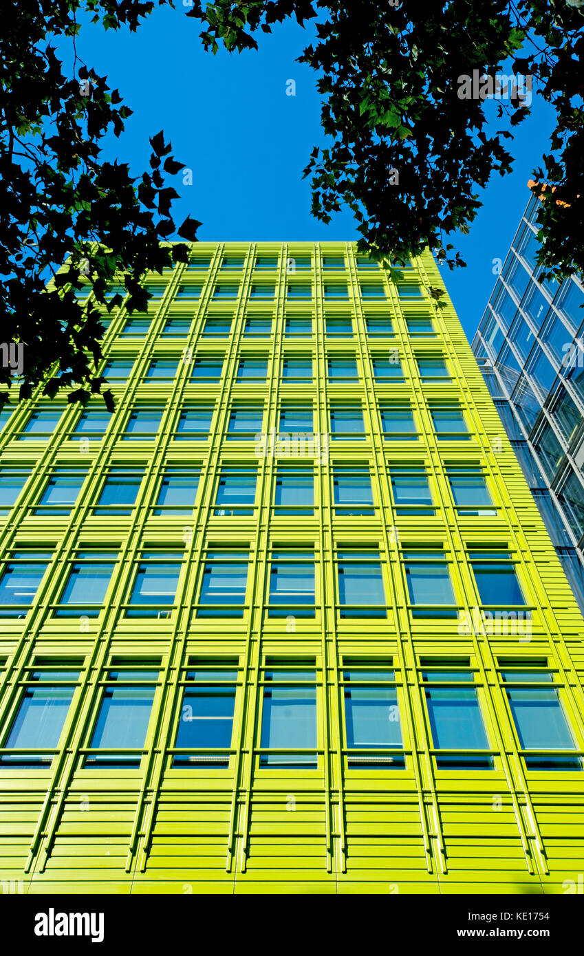 Londres, Inglaterra, Reino Unido. Central St Giles - edificios de oficinas / restaurantes (Renzo Piano) en el St Giles High Street, Camden. Foto de stock