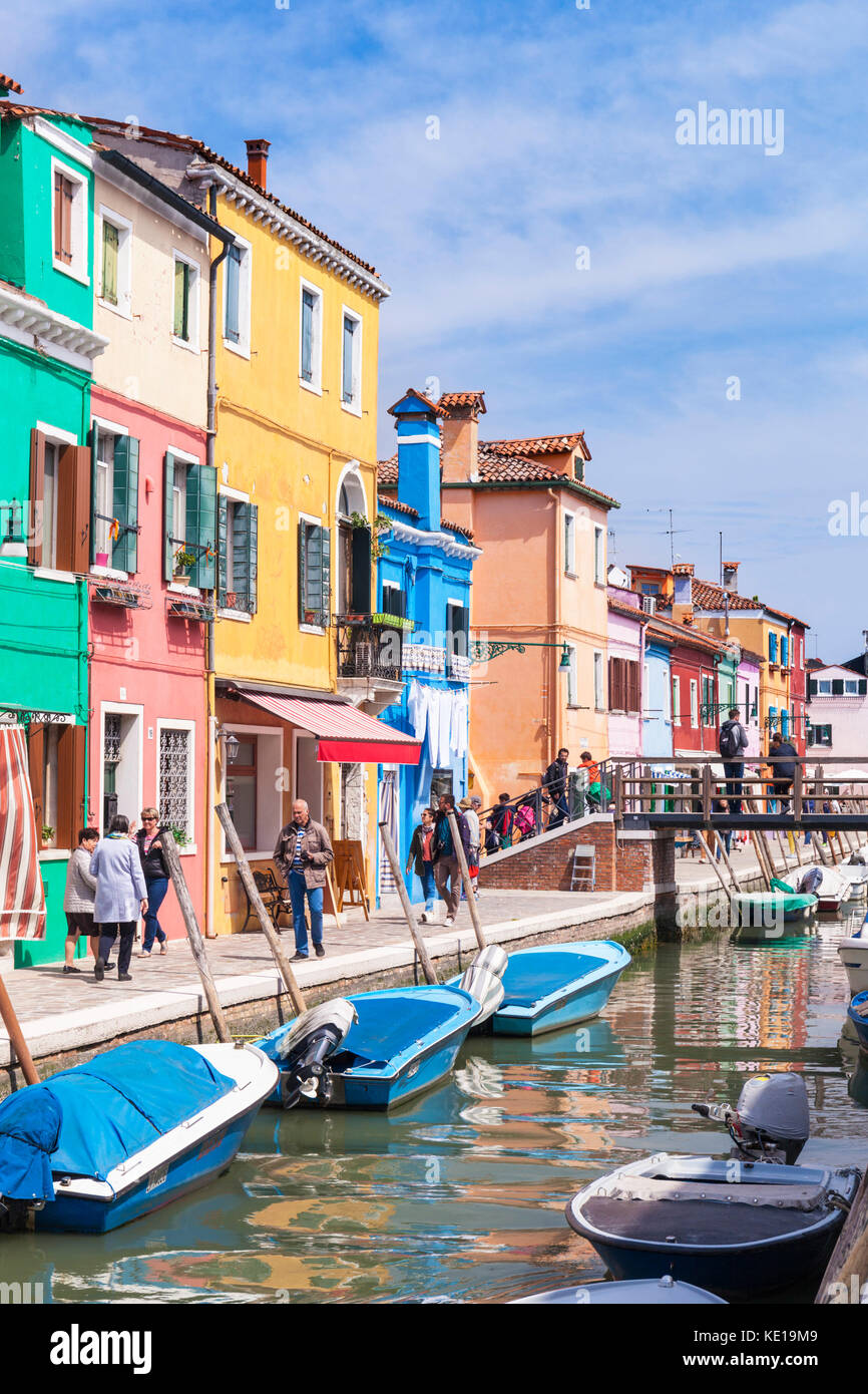 Venecia Italia Venecia coloridas casas a lo largo de un canal en la isla de Burano ciudad metropolitana de la laguna de Venecia Venecia Italia UE Europa Foto de stock