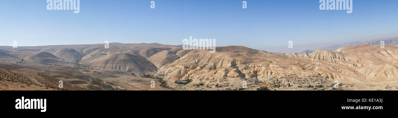 Vista panorámica del valle desértico con casas de barro en una aldea, Kings Highway, Jordania, Oriente Medio Foto de stock