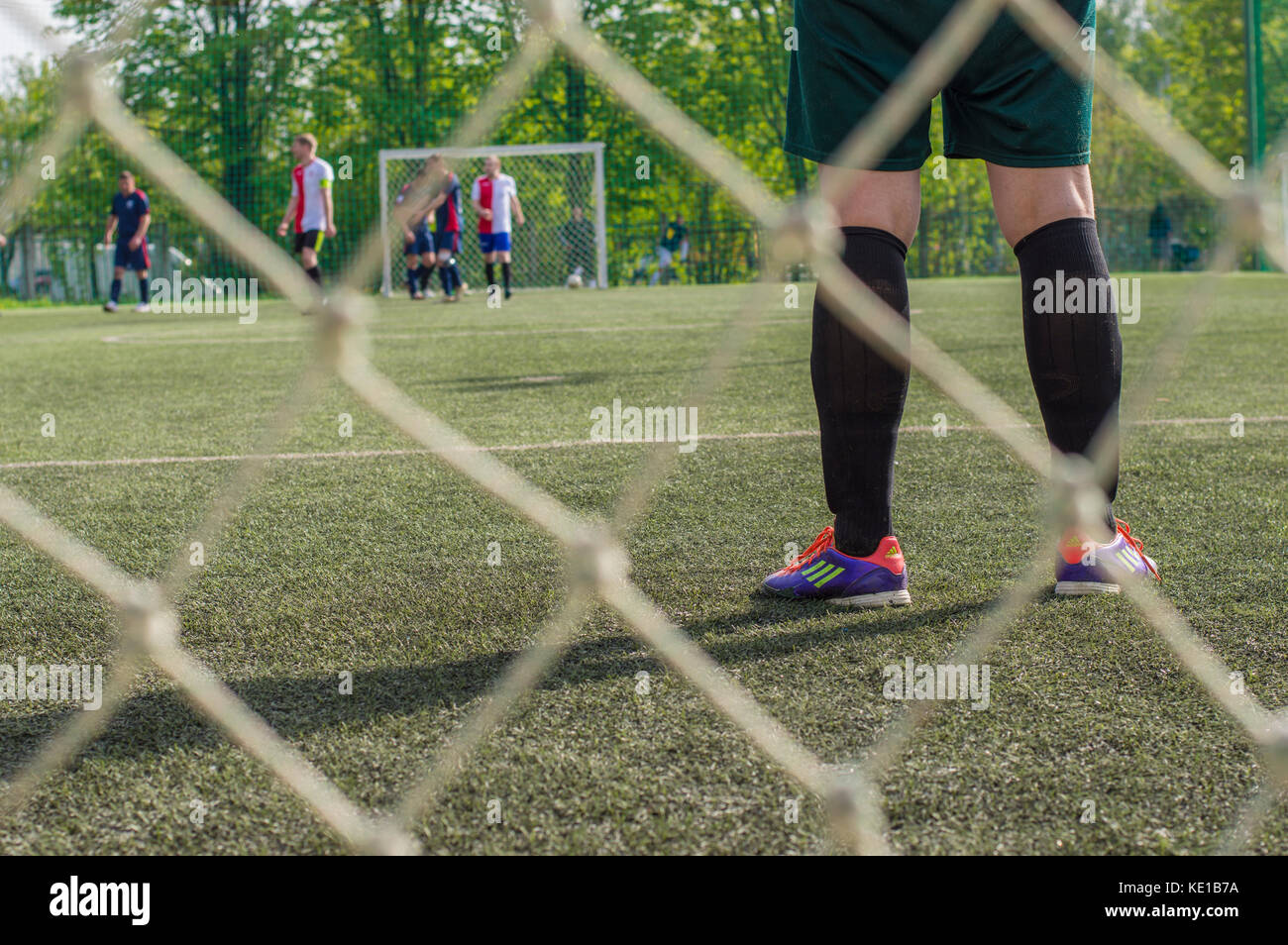 Kiev, Ucrania - Abril 4, 2017: cerca de portero durante el partido de fútbol amateur en el mini campo de fútbol Foto de stock