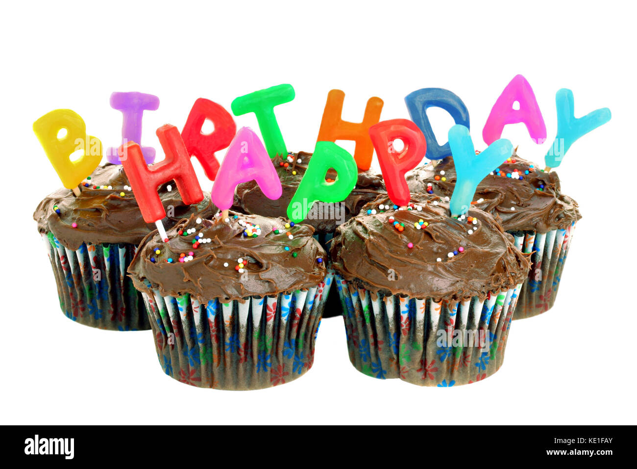 Cinco Pastelitos De Chocolate Con Velas Que Deletrear Feliz Cumpleanos Aislado En Blanco Fotografia De Stock Alamy