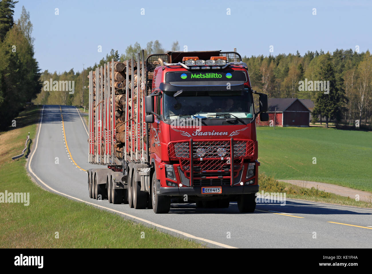 pañuelo de papel de acuerdo a motor Salo, Finlandia - 8 de mayo de 2016: rojo Volvo FH16 600 Camión de registro  transporta troncos de madera a lo largo de los caminos rurales en un  soleado día de primavera