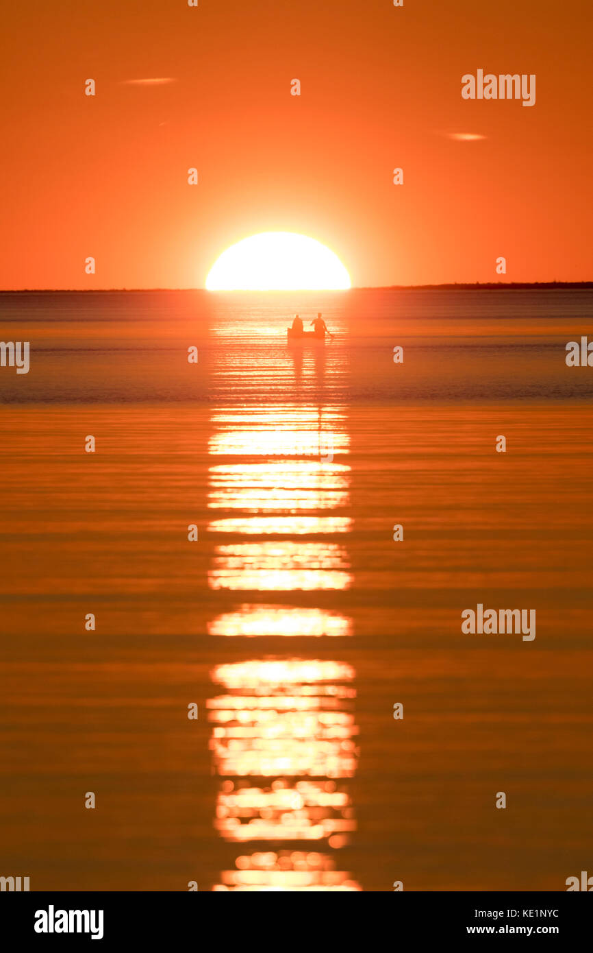 Puesta de sol sobre la bahía de agawa en el lago superior provincial park, Ontario, Canadá Foto de stock