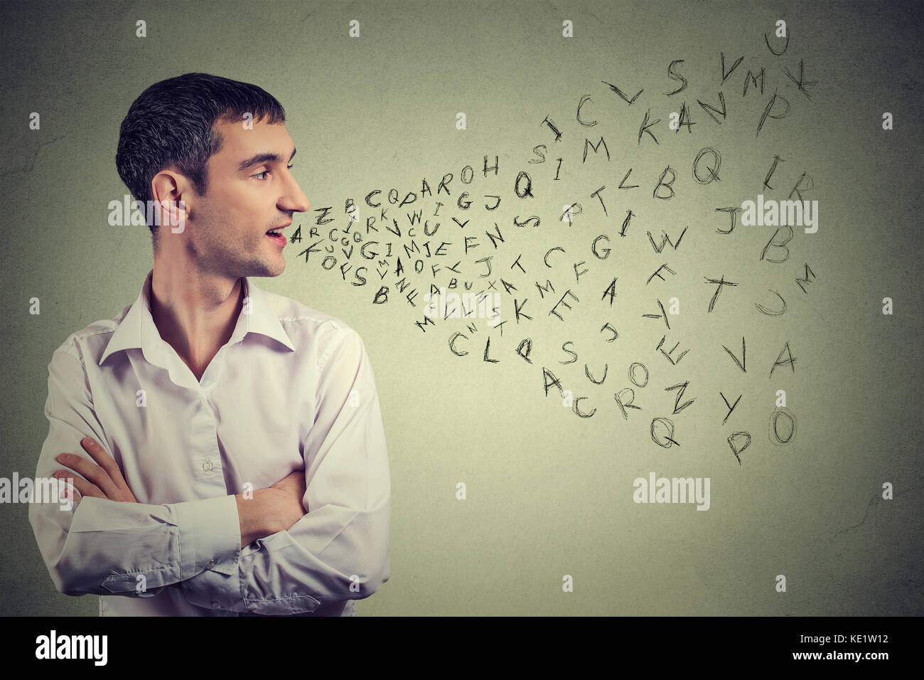 El perfil lateral hombre hablando con las letras del alfabeto que sale de su boca. La comunicación, la información, el concepto de inteligencia Foto de stock