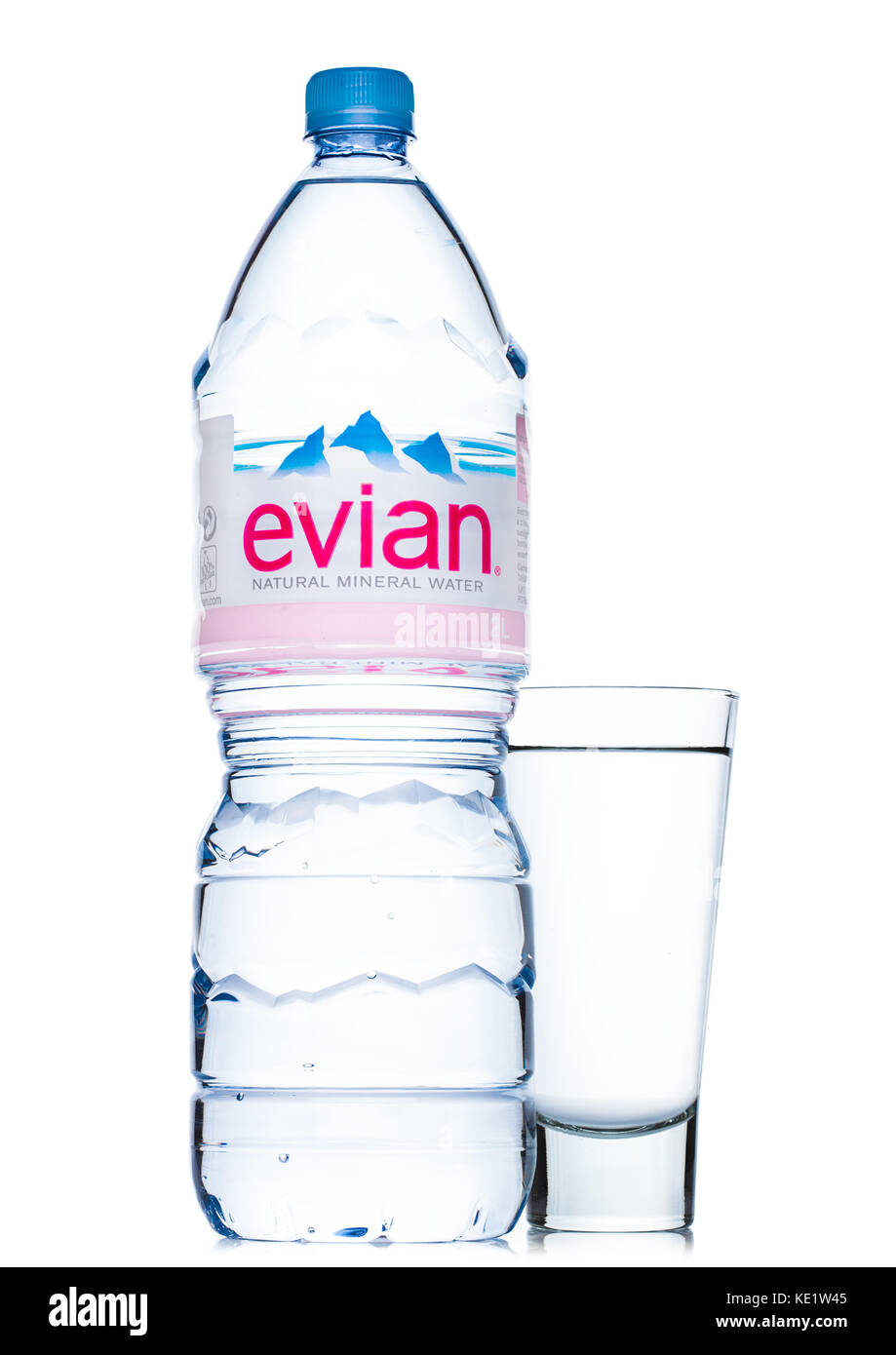 LONDRES, Reino Unido - 29 DE MAYO de 2017: Botella de Agua Mineral Natural  Evian con vidrio sobre fondo blanco. Fabricado en Francia. Botella de medio  litro Fotografía de stock - Alamy