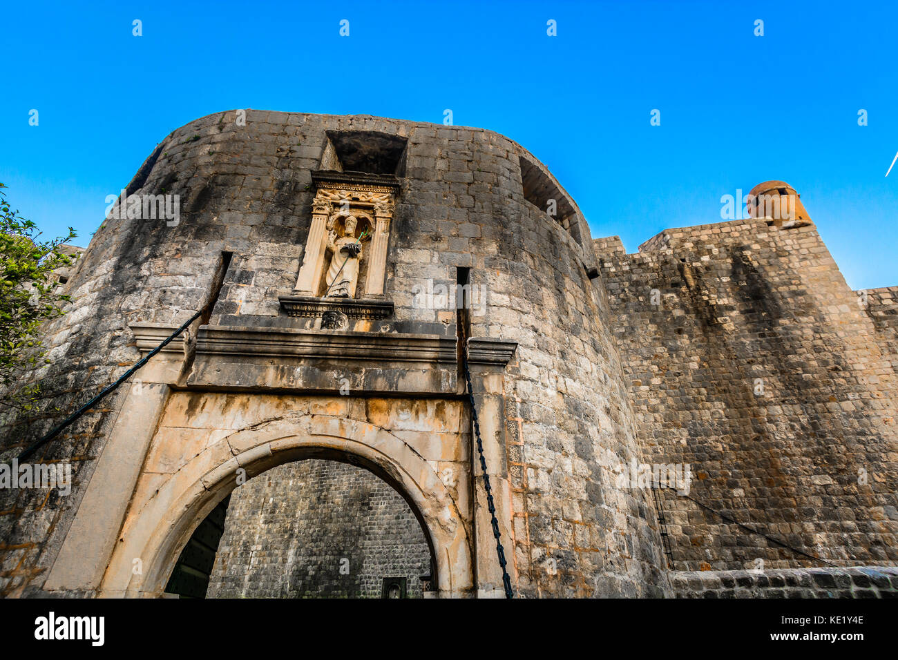 Vista panorámica histórica en la vieja Puerta Pile, famosa entrada en la ciudad vieja de Dubrovnik, Croacia Europa. Foto de stock