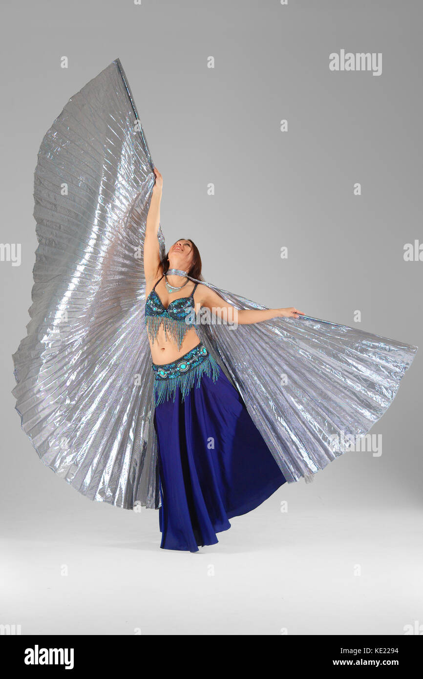 Hermosa danza del vientre bailando en un colorido traje árabe con alas  Fotografía de stock - Alamy