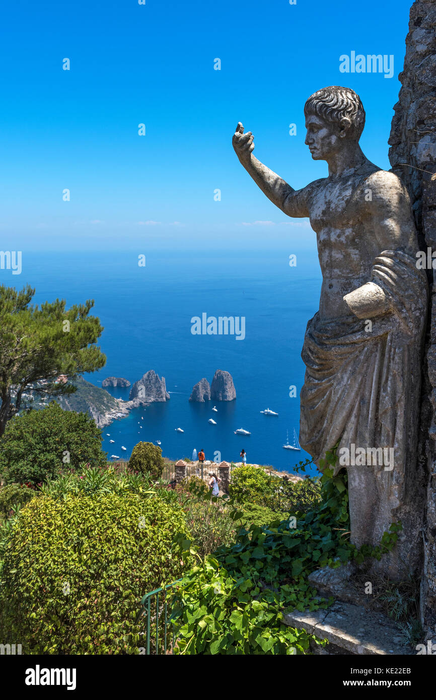 Una estatua del emperador ceasar augustus stand en la cumbre de la montaña solaro en la isla de Capri, en la bahía de Nápoles, Italia, Foto de stock