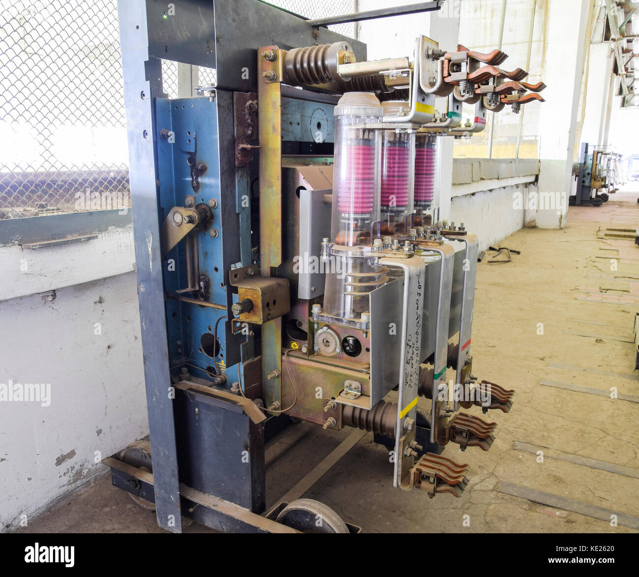 Interruptor de alta tensión de vacío. El equipo eléctrico de la estación de  bombeo Fotografía de stock - Alamy