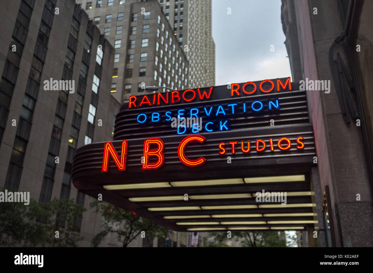 Cartel que indica el acceso a la plataforma de observación en los NBC Studios en el centro de Rockefeller, de Nueva York. Foto de stock