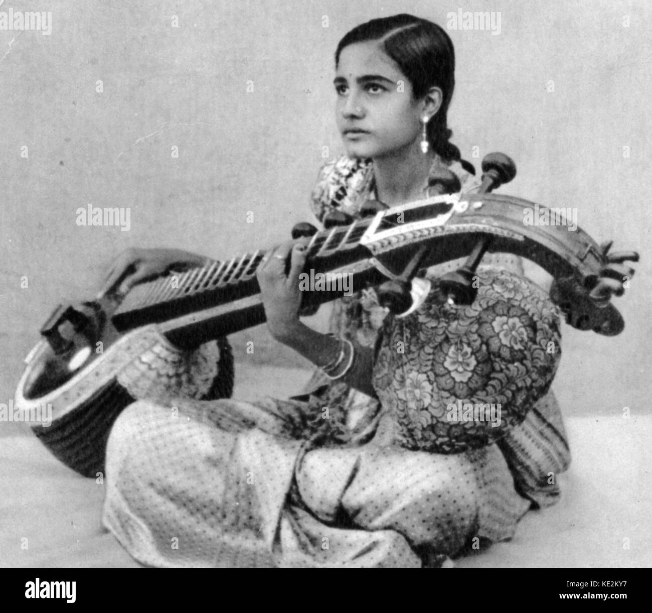 Veena desempeñada por el músico. Instrumento de cuerda de India. Foto de stock