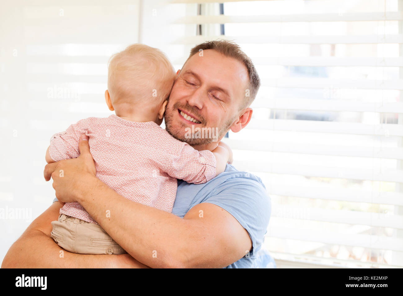 Papá sosteniendo a su bebé de un año de edad hijo Foto de stock