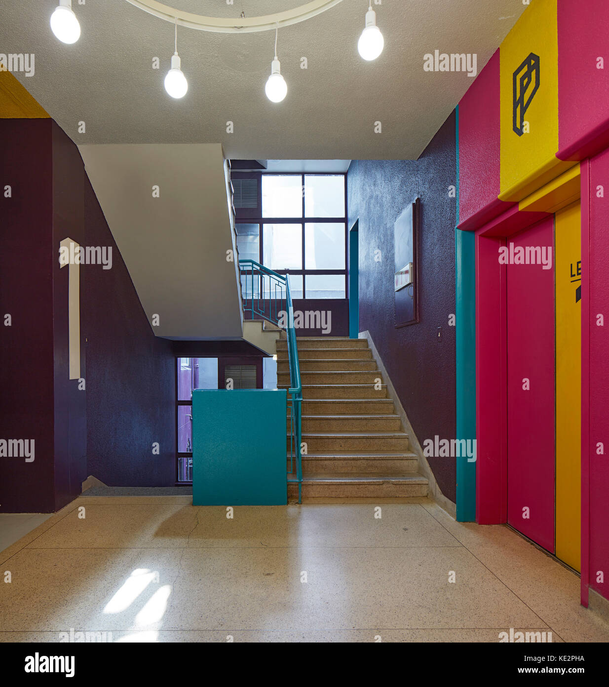 Primer piso con escalera y ascensor. Pioneer Place, Durban, Sudáfrica. Arquitecto: designworkshop : sa, 2016. Foto de stock