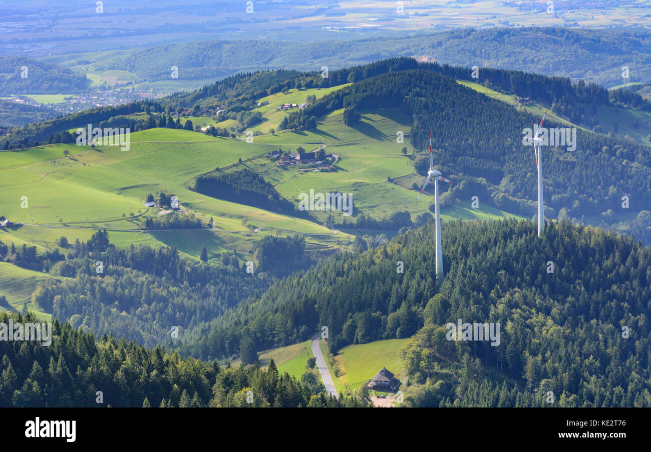 Vista desde la torre de observación Eugen-Keidel-Turm en montaña Schauinsland para aerogeneradores, Oberried (Breisgau), Schwarzwald, Selva Negra, Baden-Württem Foto de stock