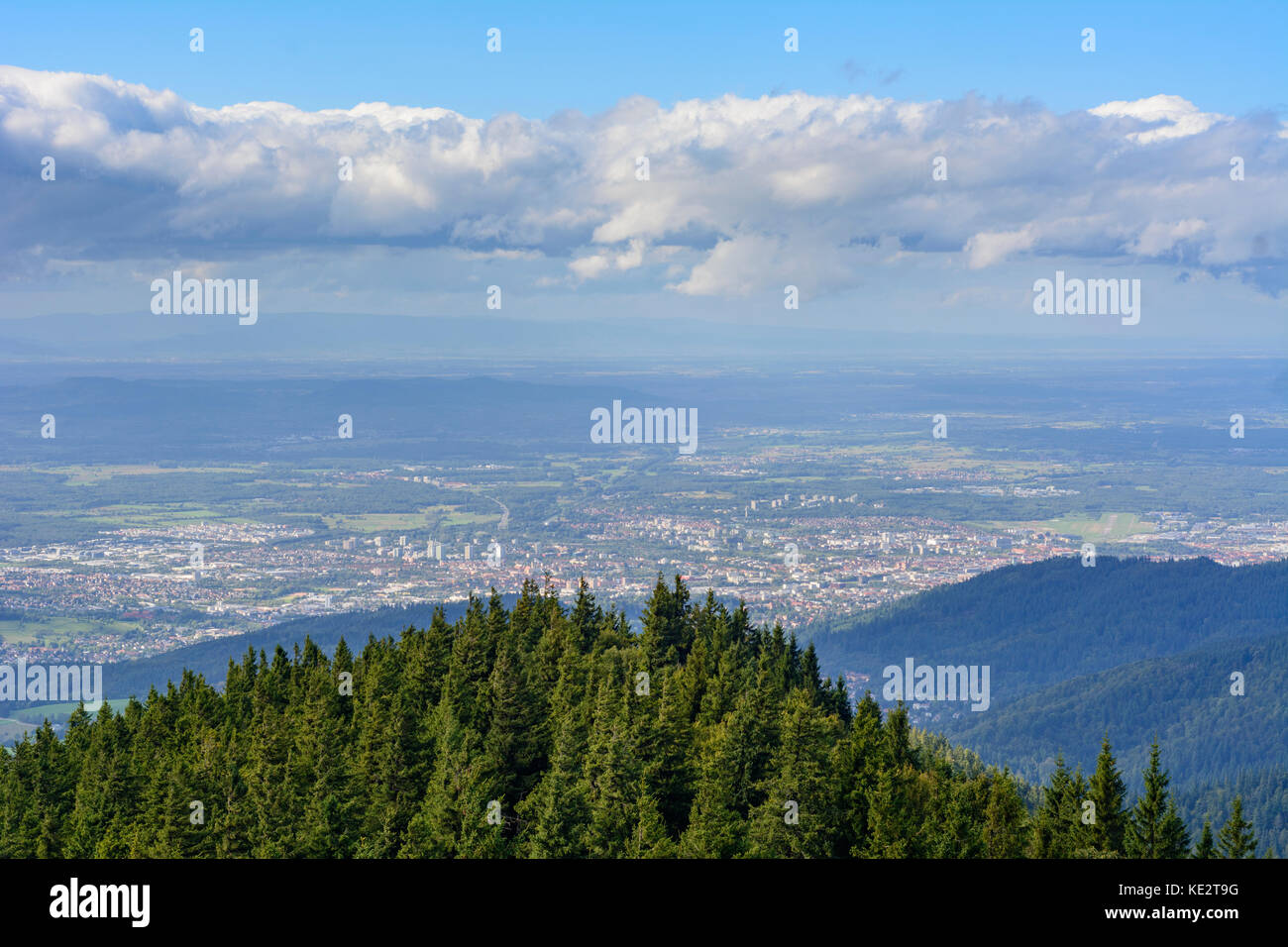 Vista desde la torre de observación Eugen-Keidel-Turm en montaña Schauinsland a Freiburg, Freiburg im Breisgau, Schwarzwald, la Selva Negra, en el Estado federado de Baden-Württemberg Foto de stock