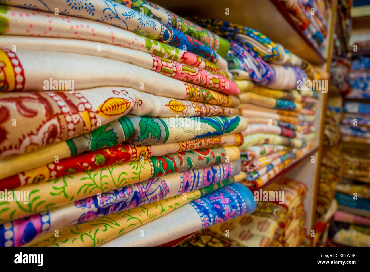 Cerca de la ropa tradicional de las mujeres indias sari en el mercado. La  compra de boda en Jaipur. SARI sari hermoso coloridos vestidos en la tienda  de lujo tejido artesanal oriental
