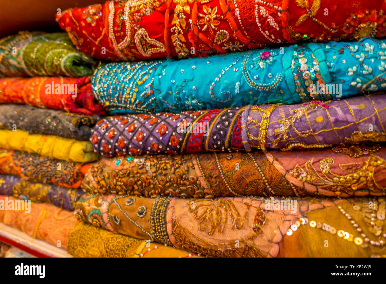 Cerca de la ropa tradicional de las mujeres indias sari en el mercado. La  compra de boda en Jaipur. SARI sari hermoso coloridos vestidos en la tienda  de lujo tejido artesanal oriental
