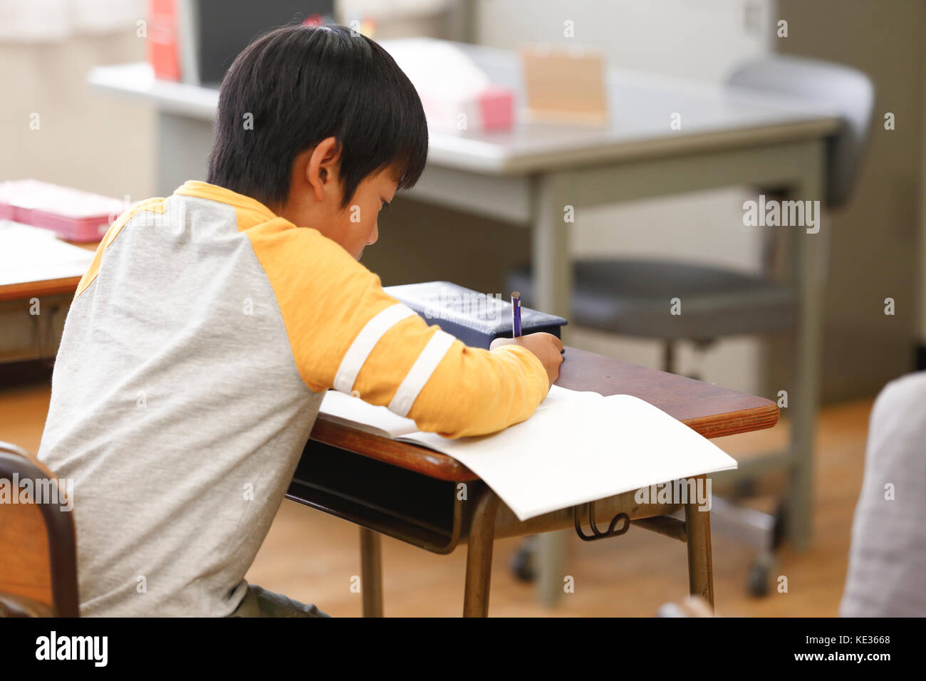 La escuela elemental japonesa cabrito en el aula Foto de stock