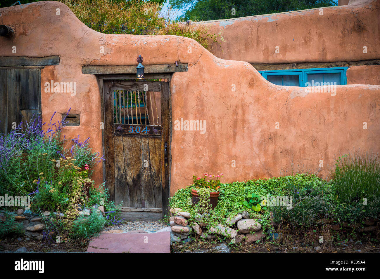 Casa de Adobe en Santa Fe, capital del estado de Nuevo México. Foto de stock