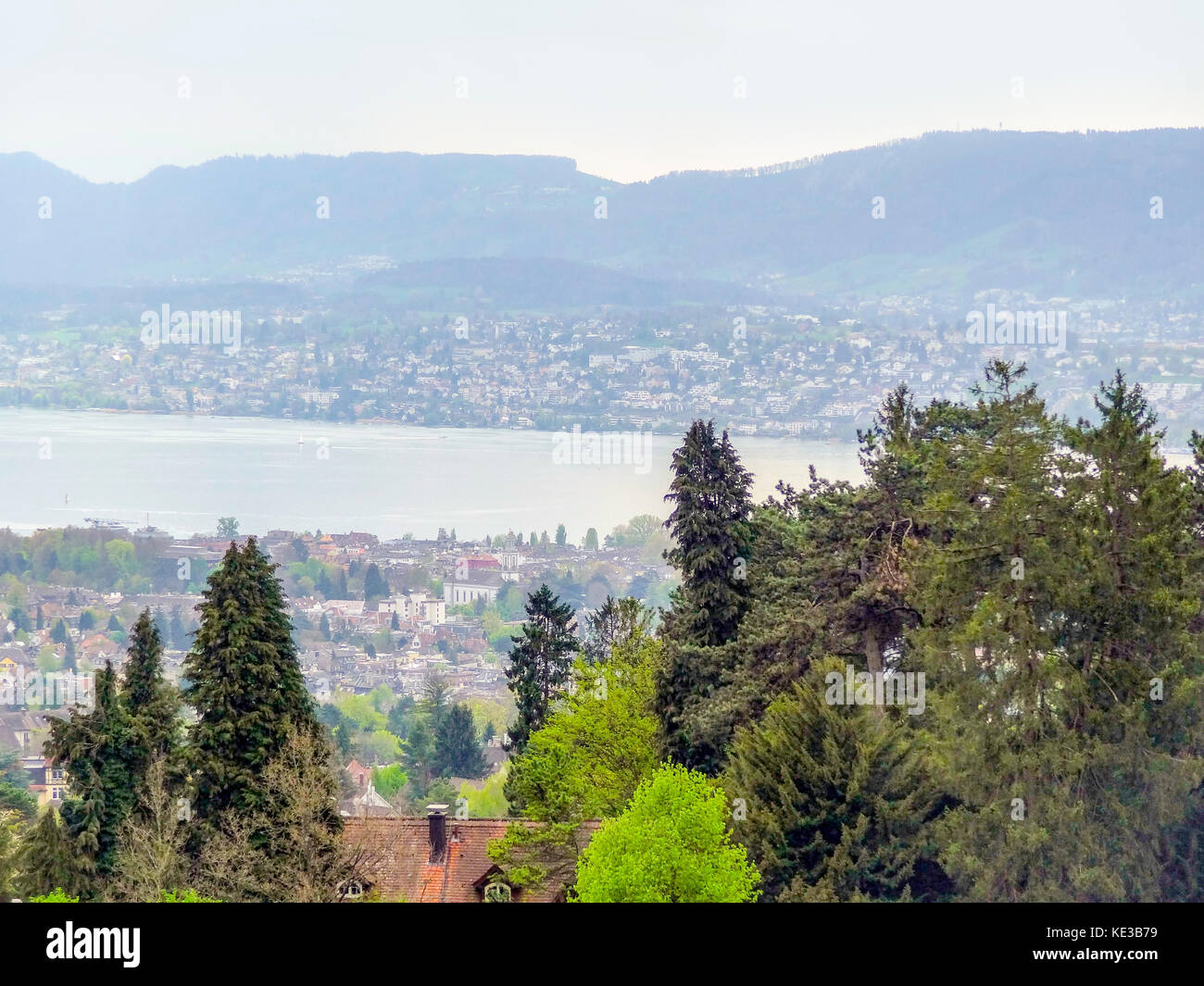 Un alto ángulo de visualización de Zurich, la ciudad más grande de Suiza Fotografía de stock Alamy Un alto ángulo de visualización de Zurich, la ciudad más grande de Suiza Fotografía de stock Alamy