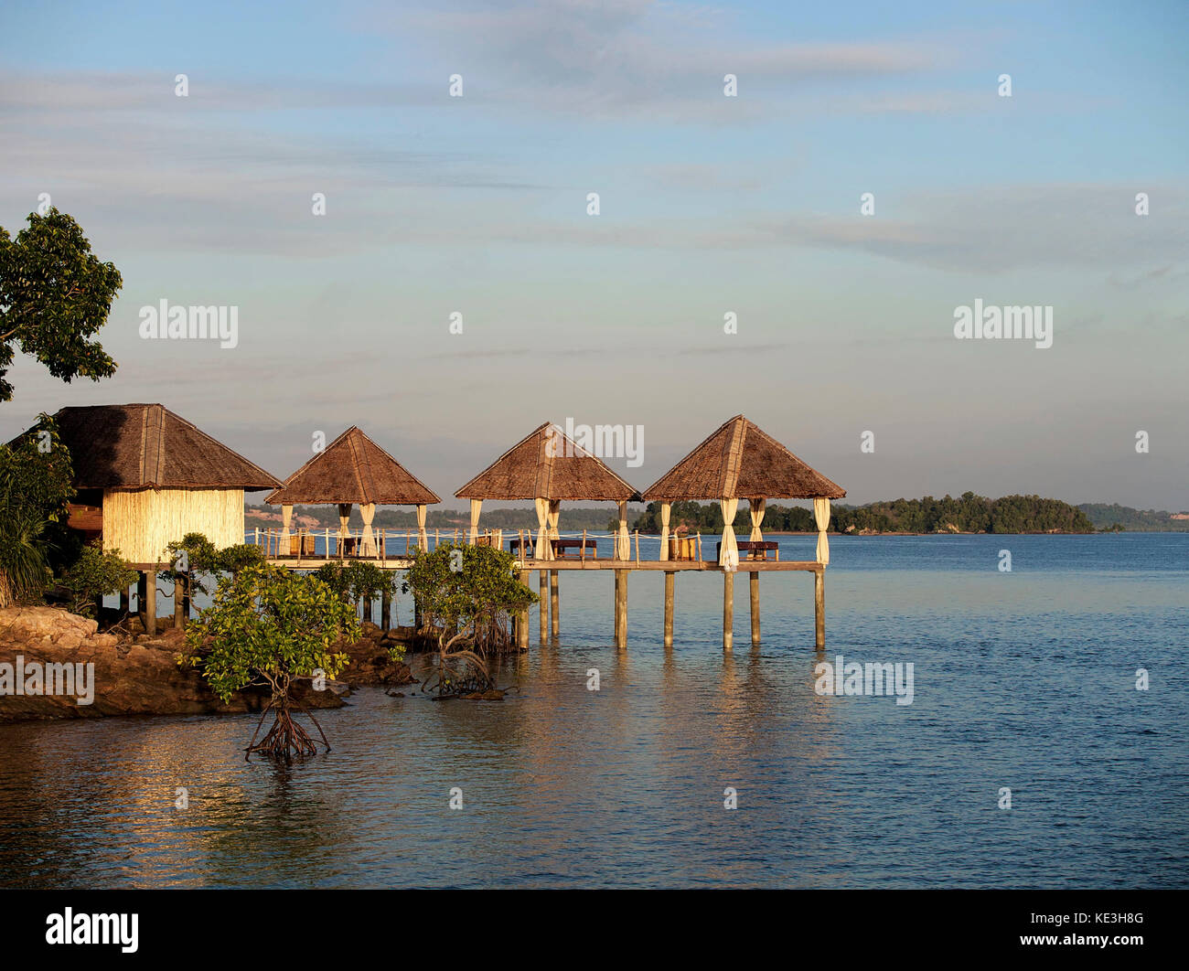 Pavellones de masaje sobre el agua en Telunas Private Island Resort, en las Islas Riau, Indonesia, por la mañana Foto de stock