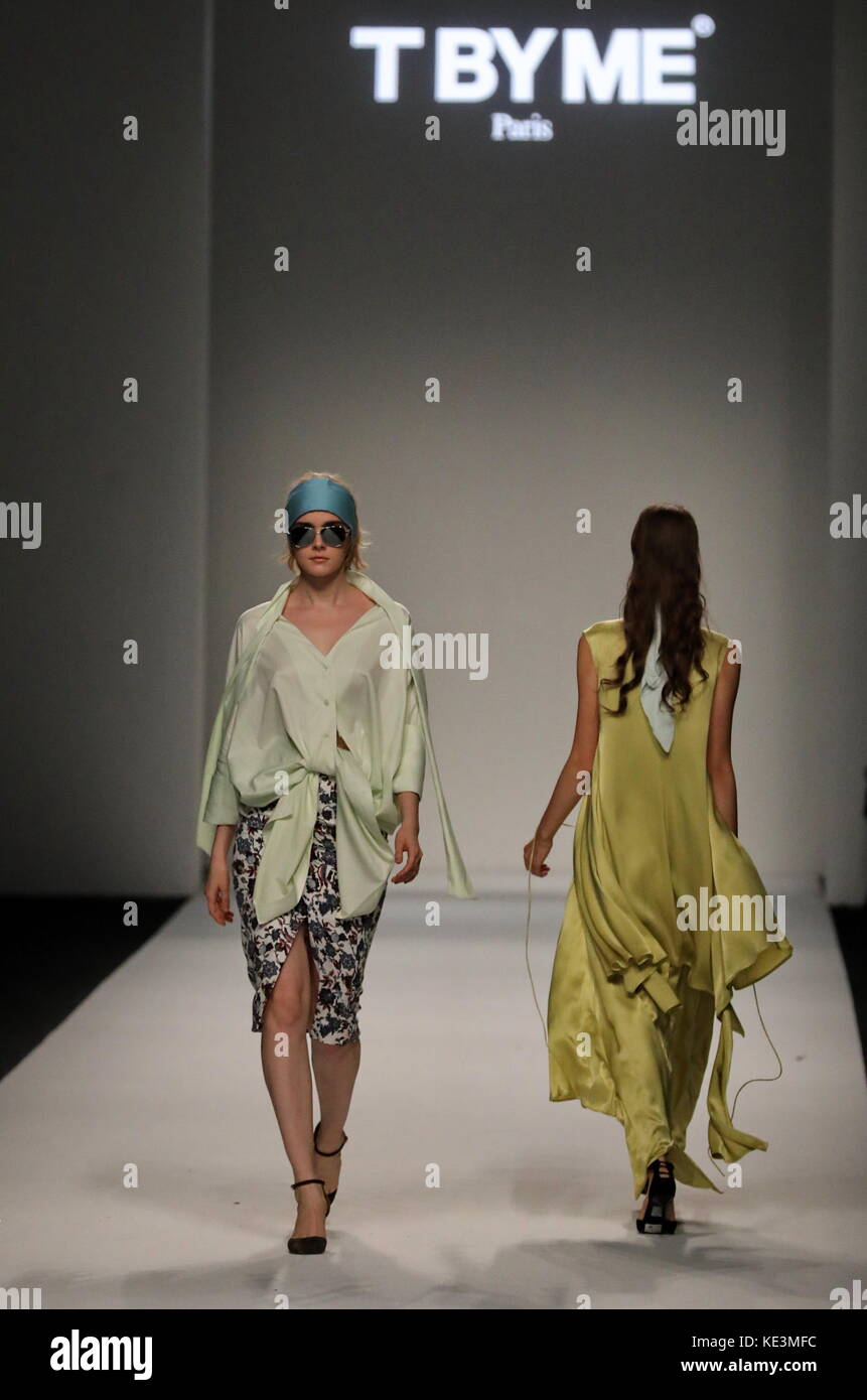 (171018) -- Shanghai, oct. 18, 2017 (Xinhua) -- dos modelos presentan las creaciones de tbyme durante la primavera/verano 2018 la Semana de la moda de Shanghai en Shanghai, este de China, oct. 17, 2017. (Xinhua/zhuang yi)(wsw) Foto de stock