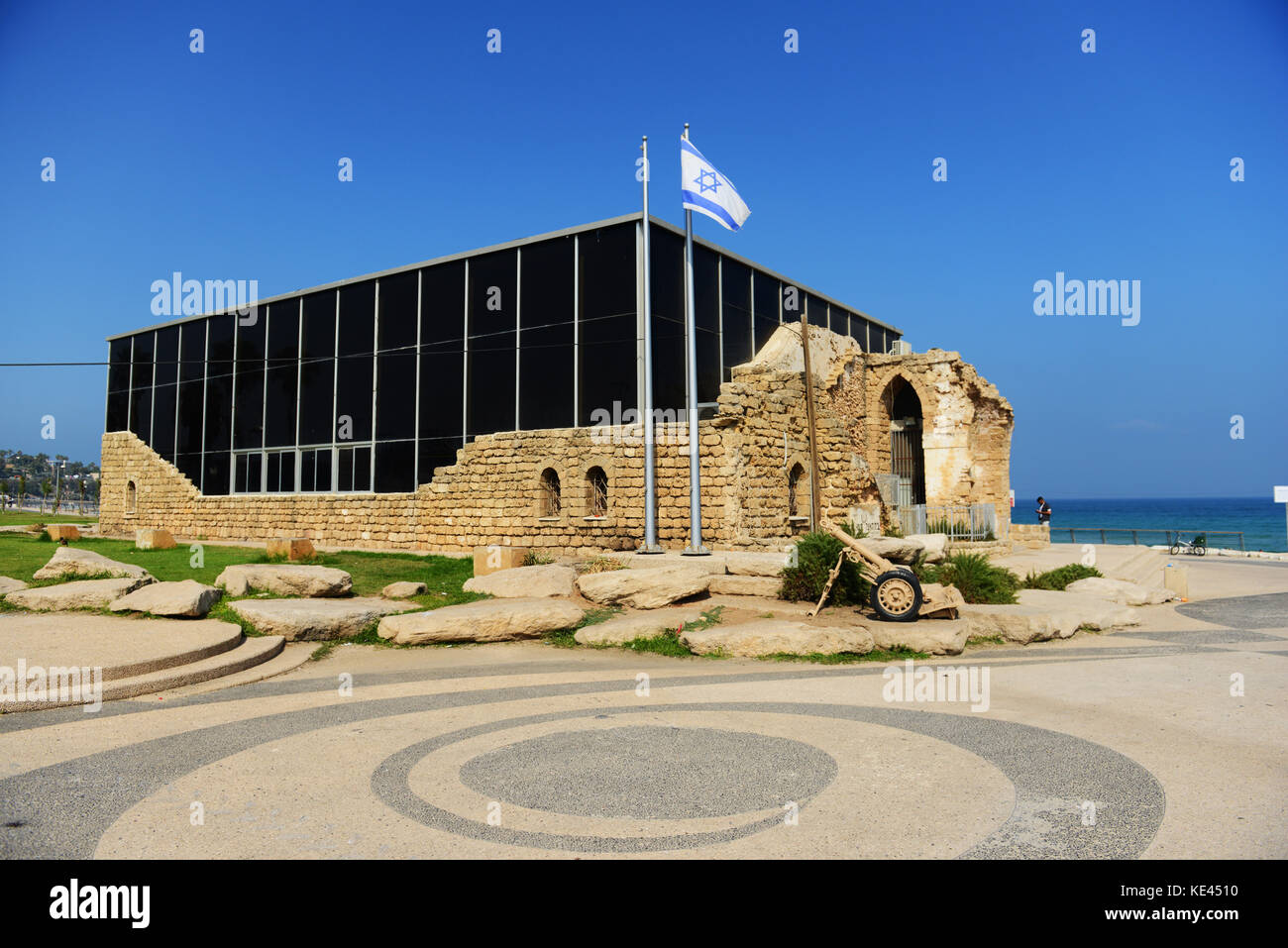 El museo Etzel en el paseo marítimo de Tel Aviv. Foto de stock