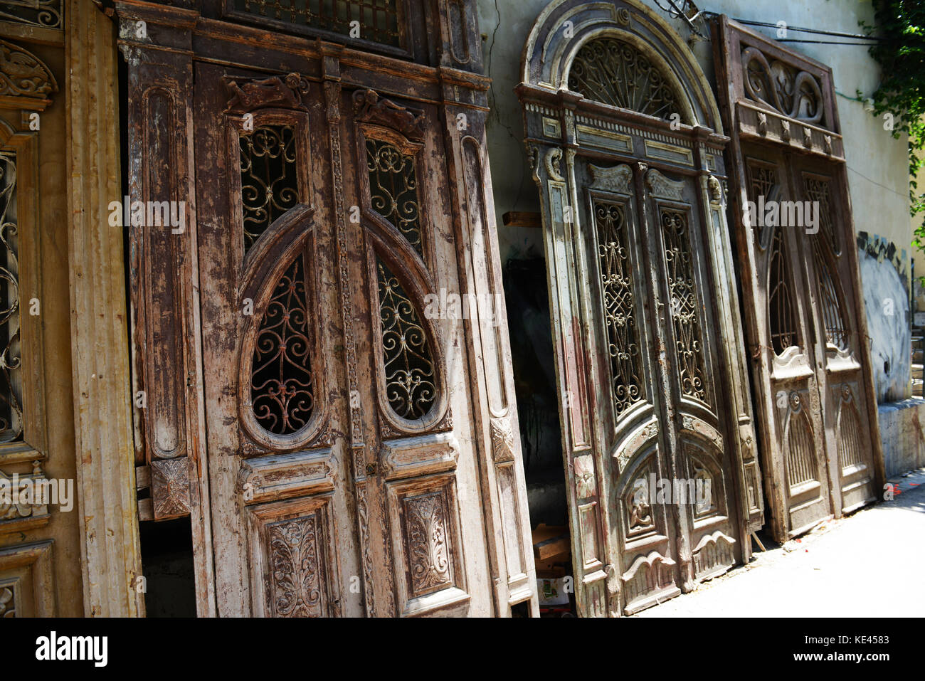 Puertas antiguas a la venta en el mercado de pulgas de Jaffa Fotografía de  stock - Alamy