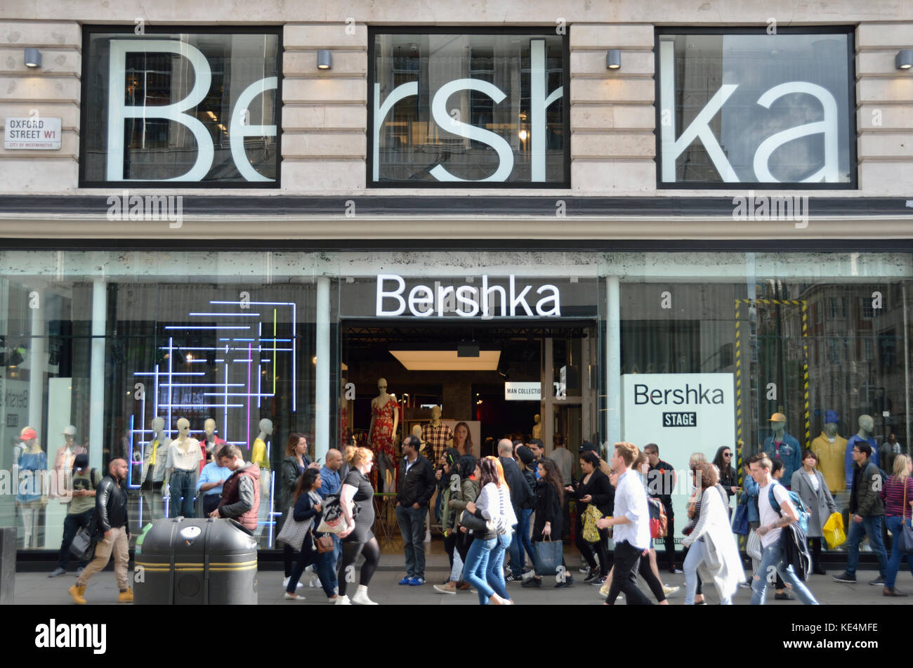 Bershka tienda de moda en Oxford Street, Londres, Reino Unido Fotografía de  stock - Alamy