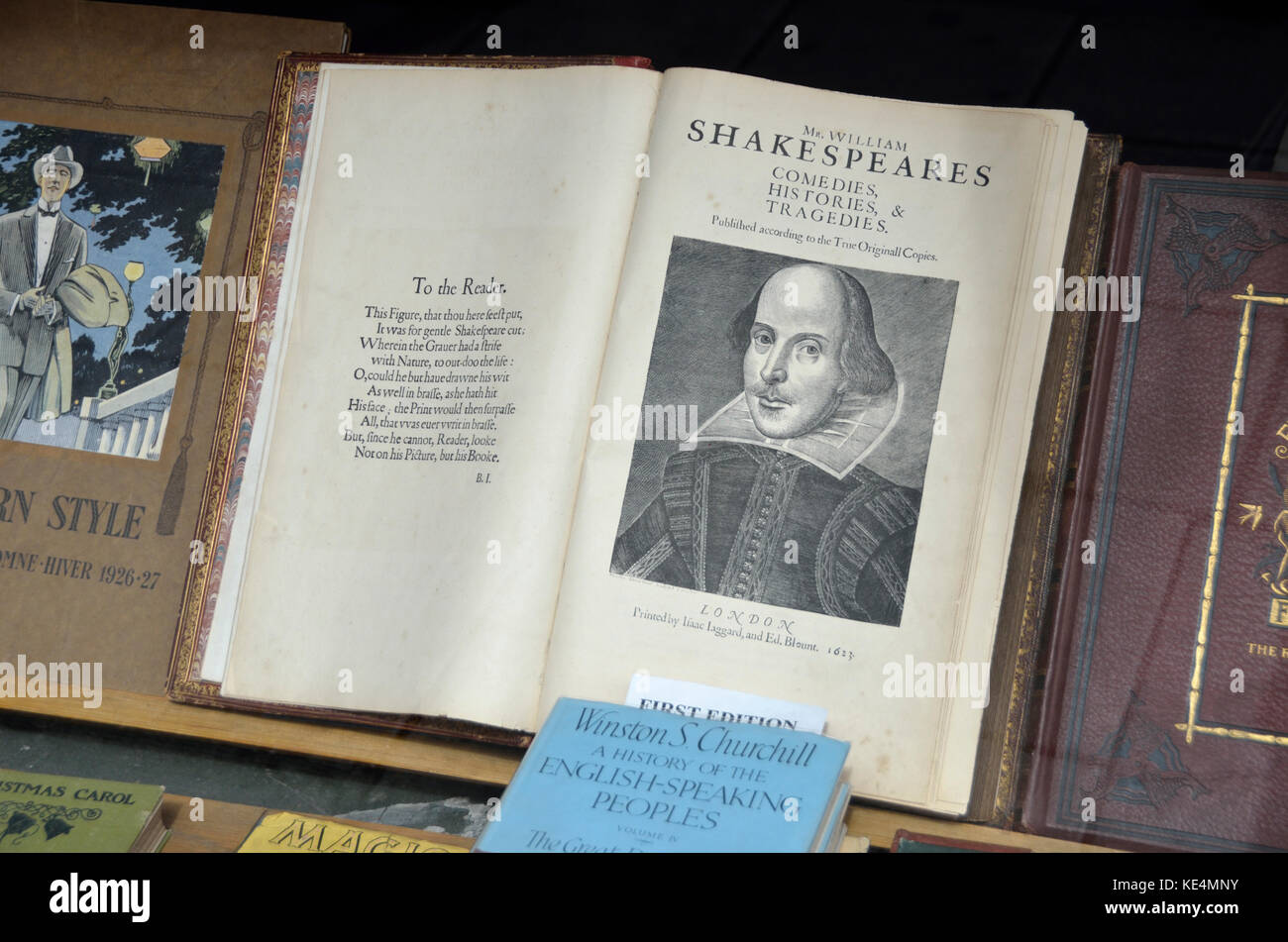 Anticuario de Shakespeare, el volumen de la primera edición en un escaparate. Foto de stock