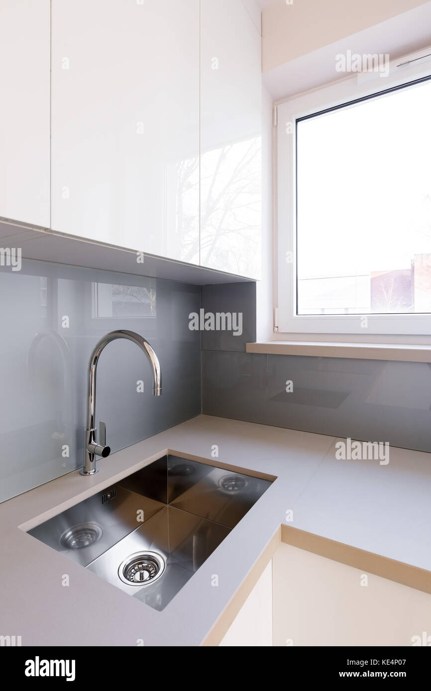 Muebles de cocina blanco plateado con fregadero y encimera beige Fotografía  de stock - Alamy