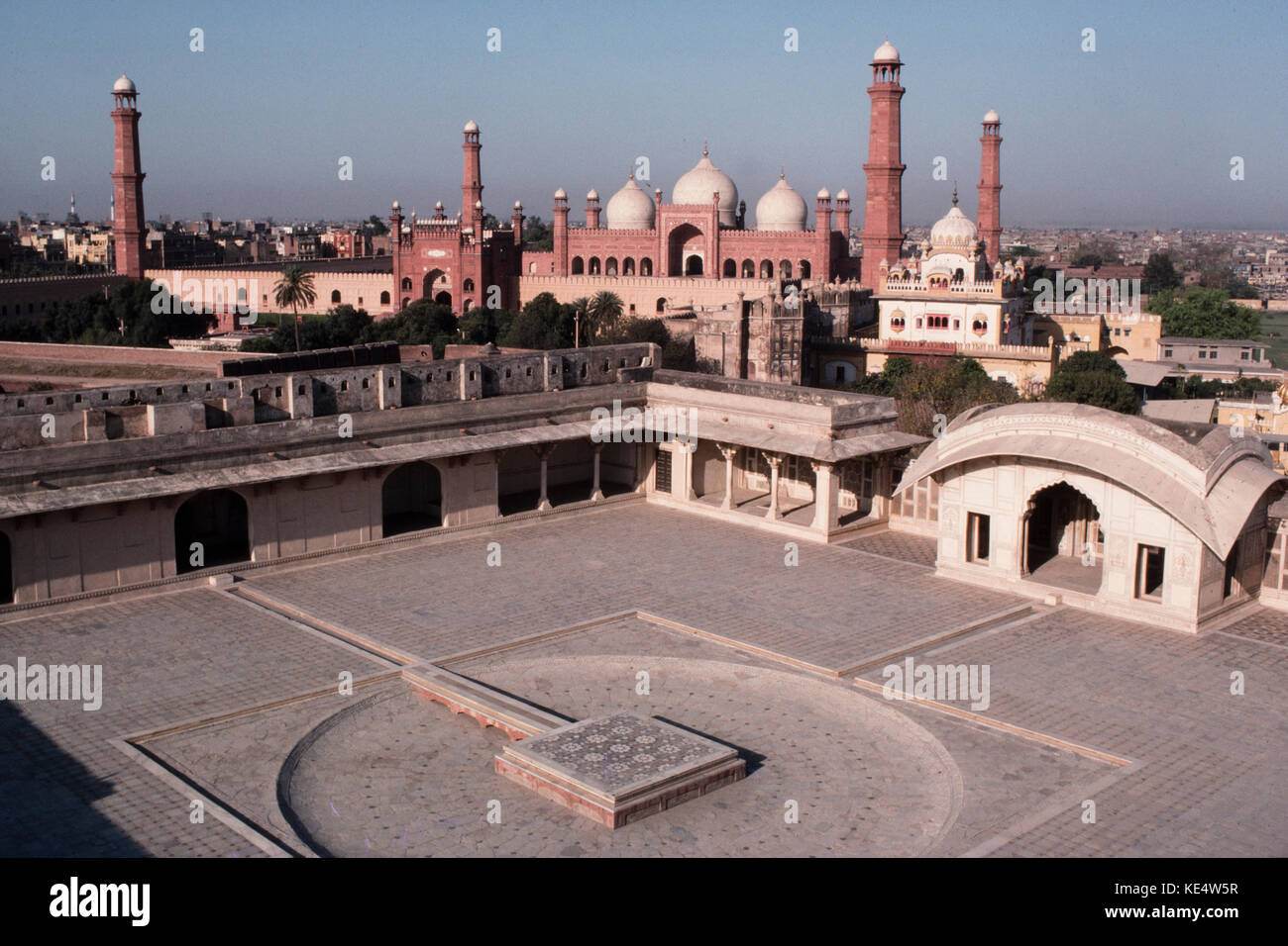El gran patio en el Fuerte de Lahore con la Mezquita Badshahi en el fondo, en Lahore, Pakistán, 1990 Foto de stock