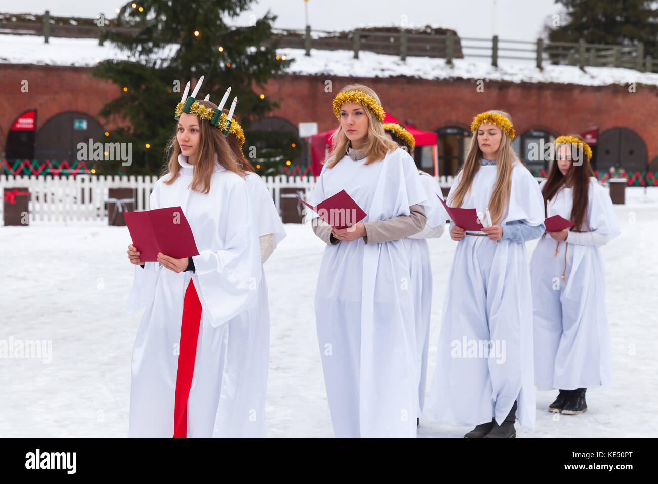 Hamina, Finlandia - 13 de diciembre de 2014: el coro de niñas finlandesa va a la feria de Navidad en Hamina Foto de stock