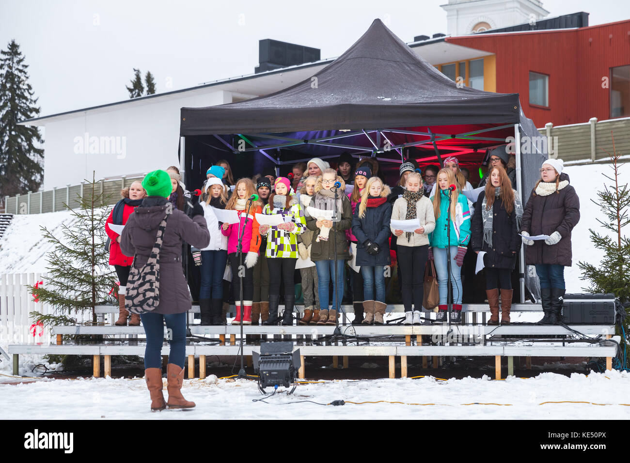 Hamina, Finlandia - 13 de diciembre de 2014: el coro de niñas finlandesas cantar en la feria de Navidad en Hamina Foto de stock