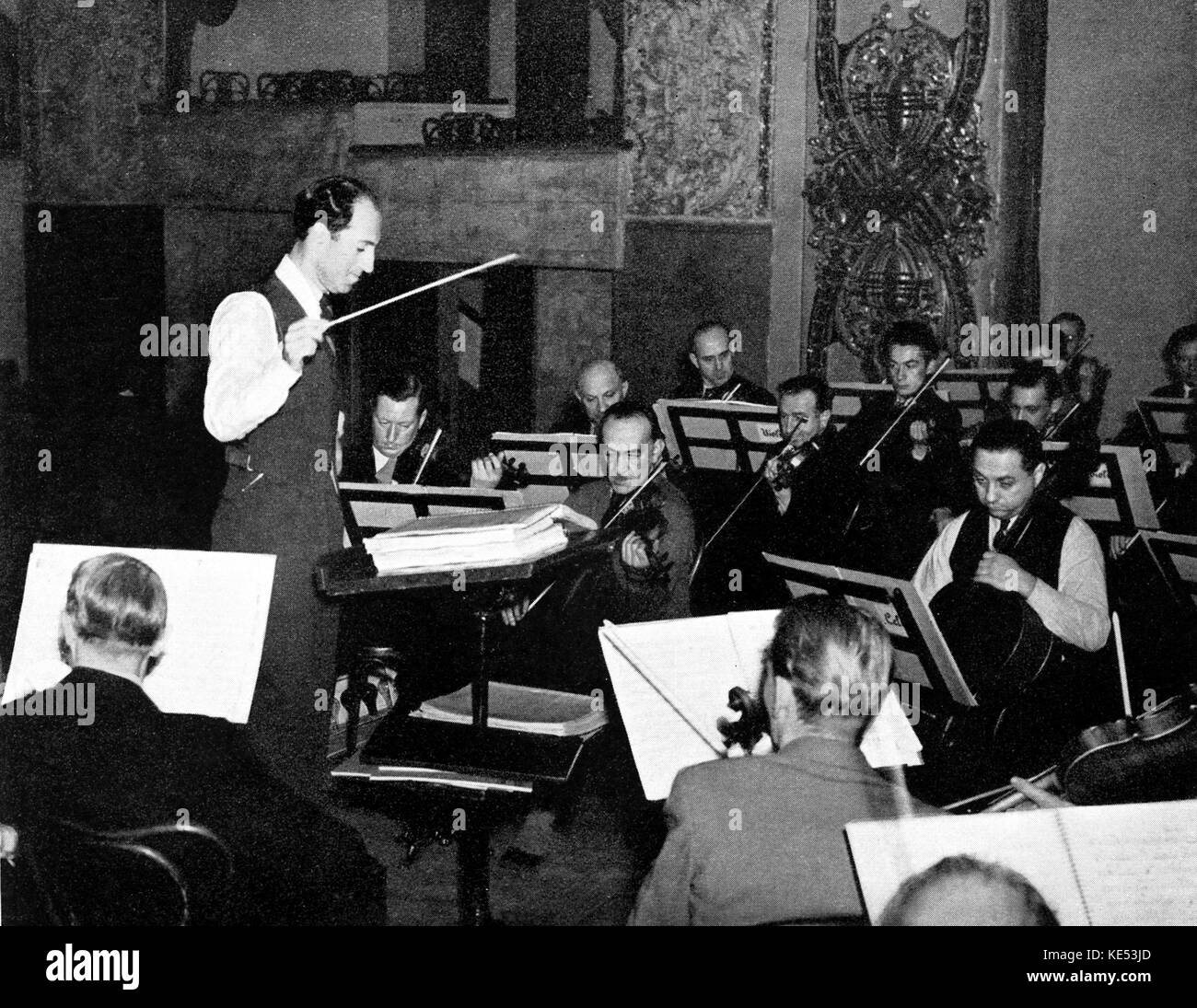 George Gershwin realizar el ensayo con la orquesta de Los Ángeles de febrero de 1937. Pianista y compositor norteamericano, el 26 de septiembre de 1898 - 11 de julio de 1937 Foto de stock