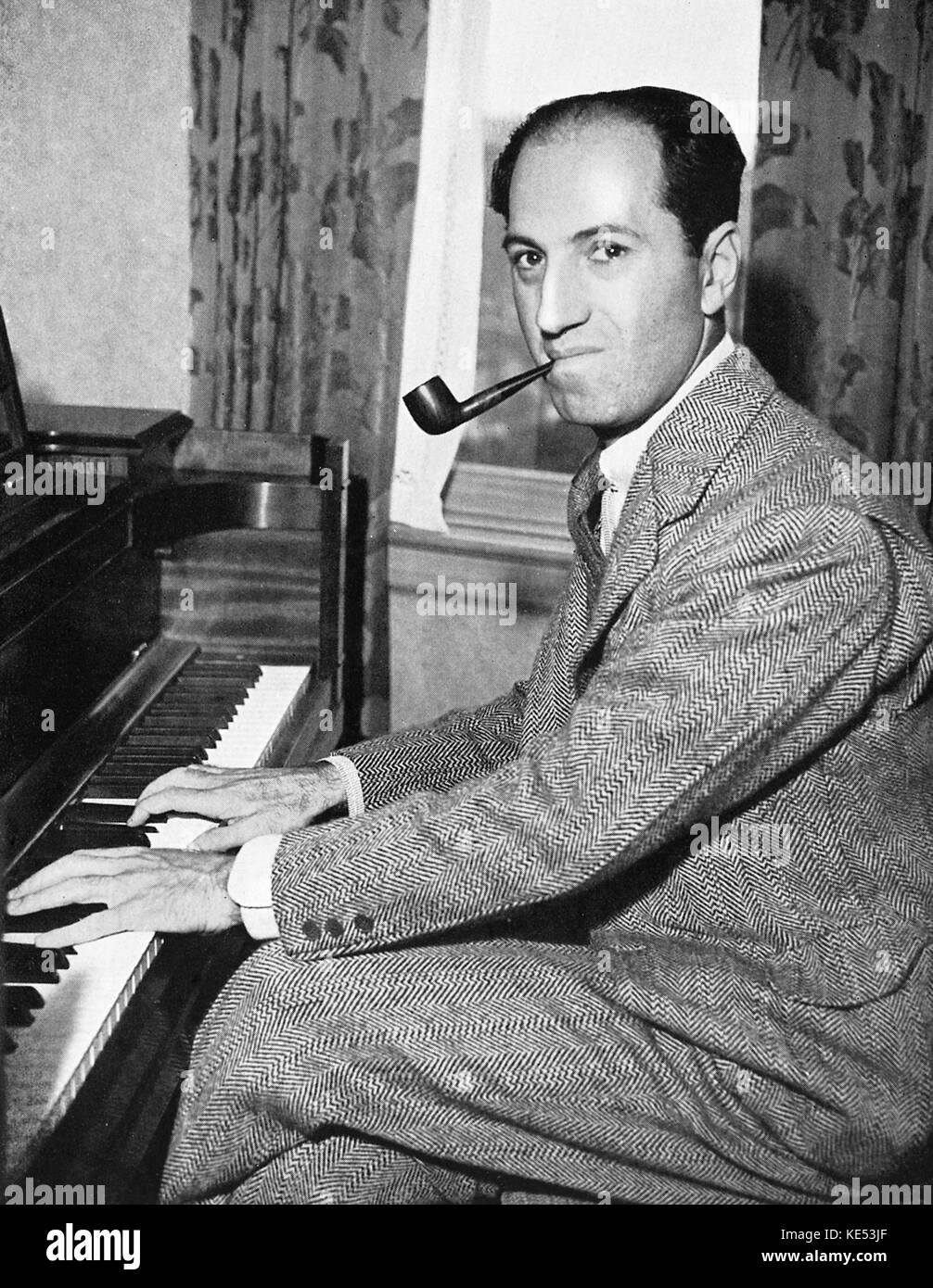 George Gershwin: tocando el piano con pipa en la boca. Pianista y compositor norteamericano, el 26 de septiembre de 1898 - 11 de julio de 1937 Foto de stock
