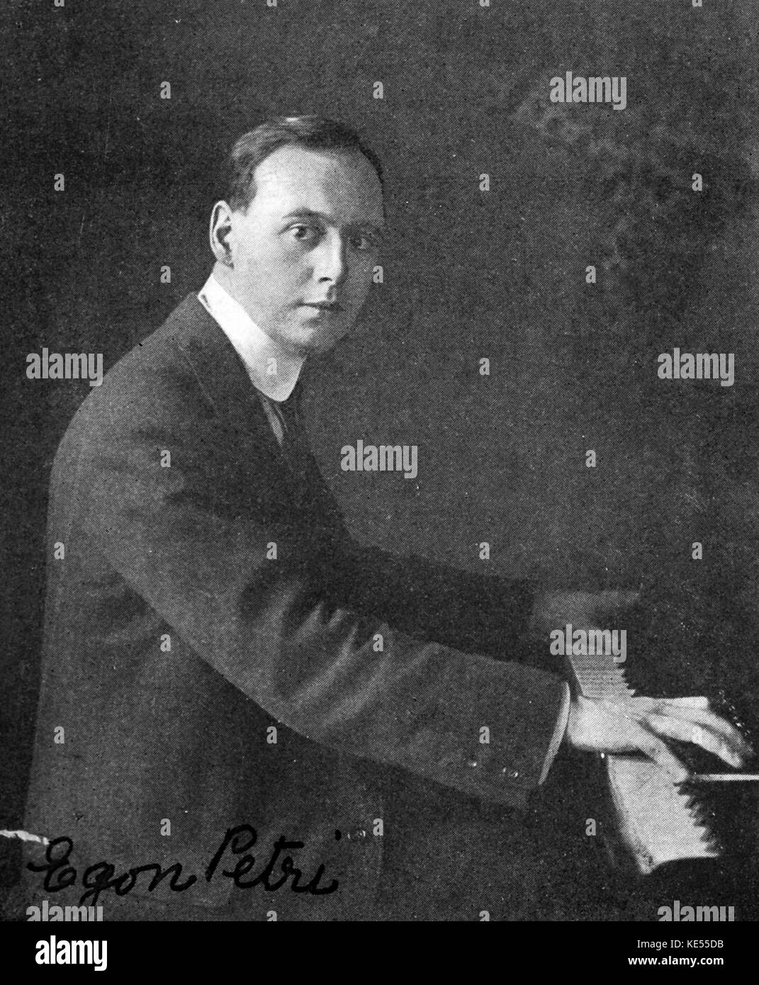 Egon Petri tocando el piano como joven. Holandés-americano pianista, 23 de marzo de 1881 - 27 de mayo de 1962. Foto de stock
