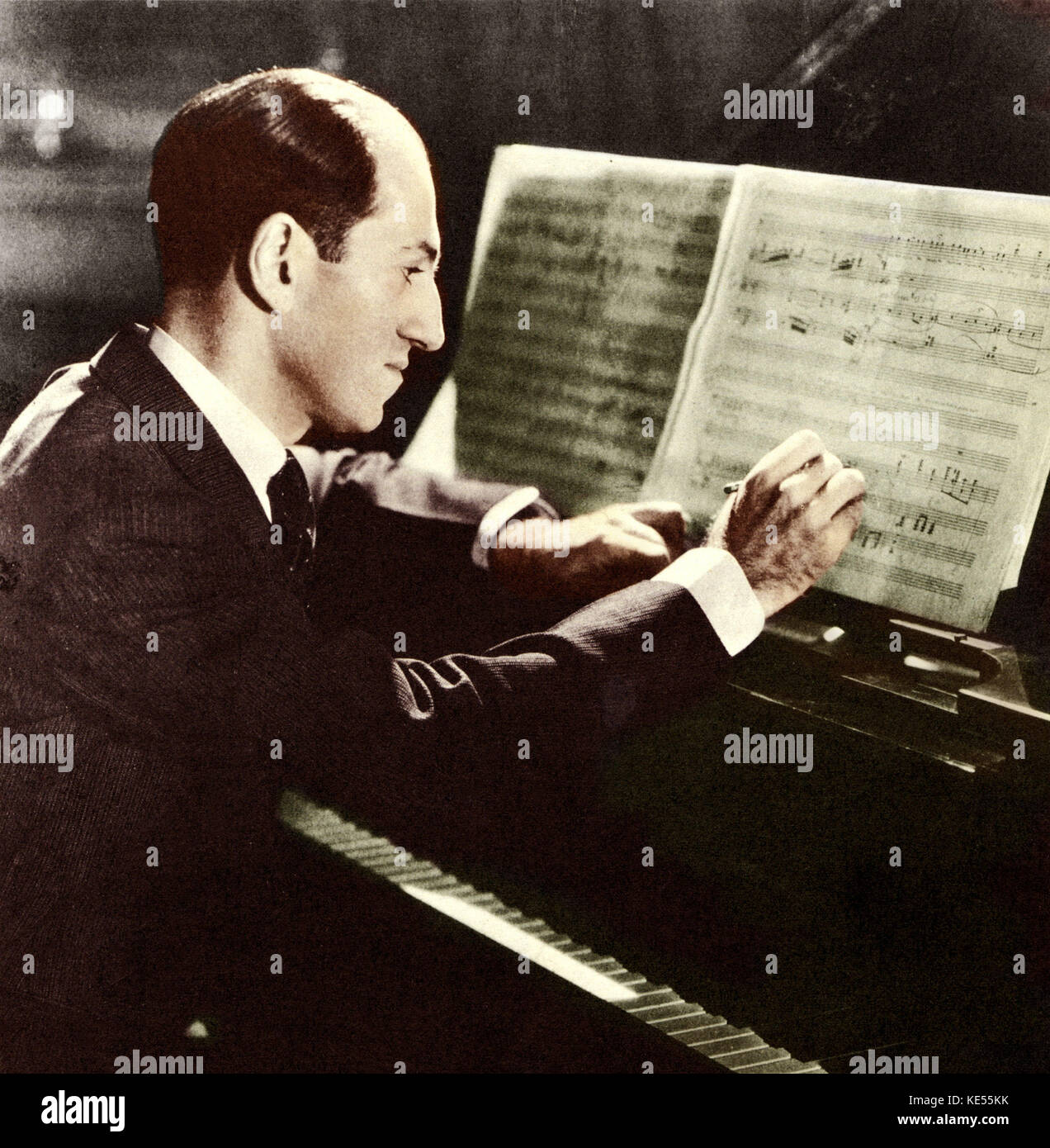 George Gershwin componiendo en el piano. Compositor americano, 1898-1937. Colourised versión. Foto de stock