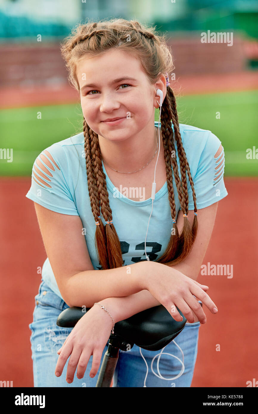 Un joven joven brillante ama los deportes. closeup retrato de una adolescente. Foto de stock