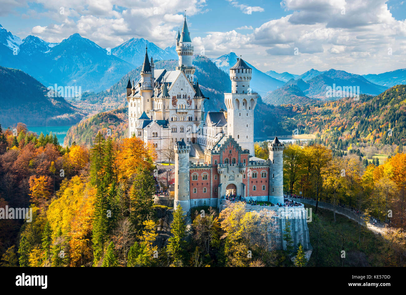 El castillo de Neuschwanstein en otoño, alpsee detrás, schwangau, ostallgäu, allgäu, suabia, Alta Baviera, Baviera, Alemania Foto de stock