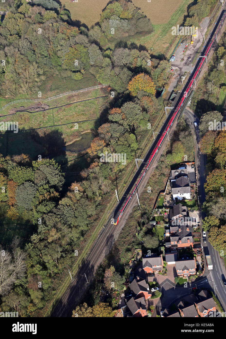 Vista aérea de una Virgin Trains tren InterCity en la línea de la Costa Oeste, Inglaterra, Reino Unido. Foto de stock