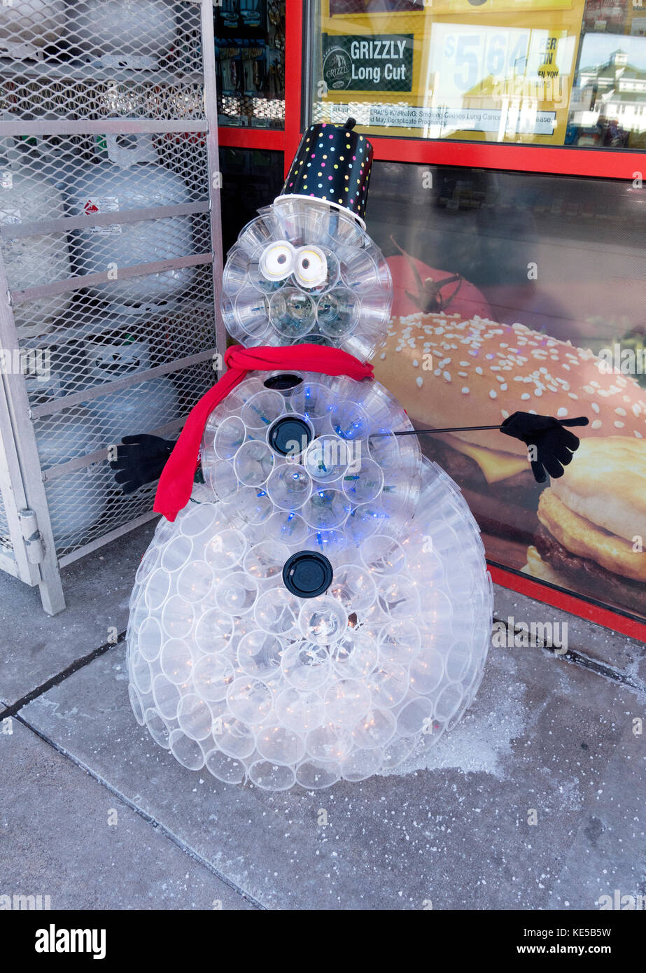 Muñeco de nieve hecha de vasos de plástico transparente en el Holiday  gasolinera y tienda de conveniencia. ashland wisconsin wi usa Fotografía de  stock - Alamy