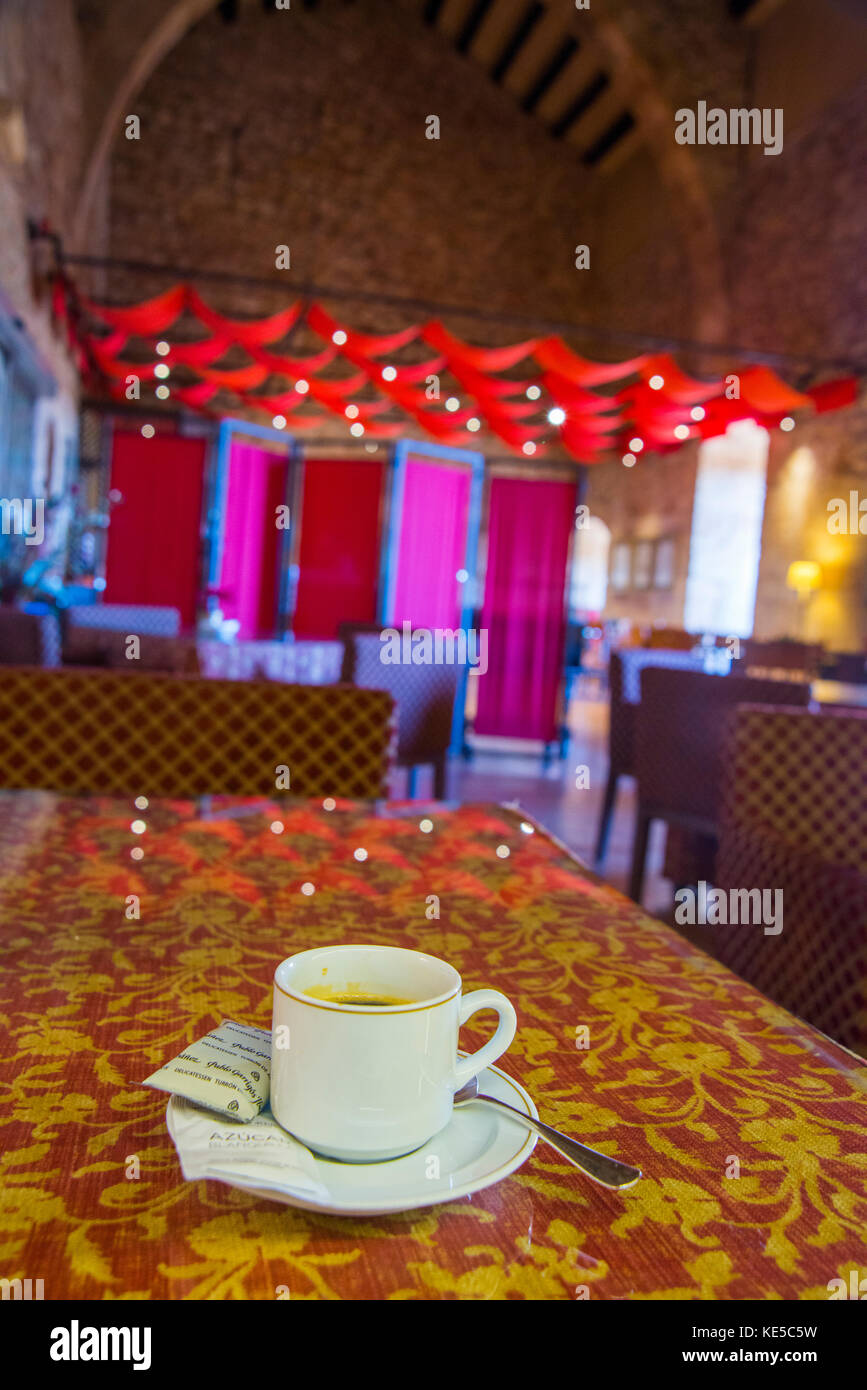 Taza de café en una cafetería. Alarcón, España. Foto de stock