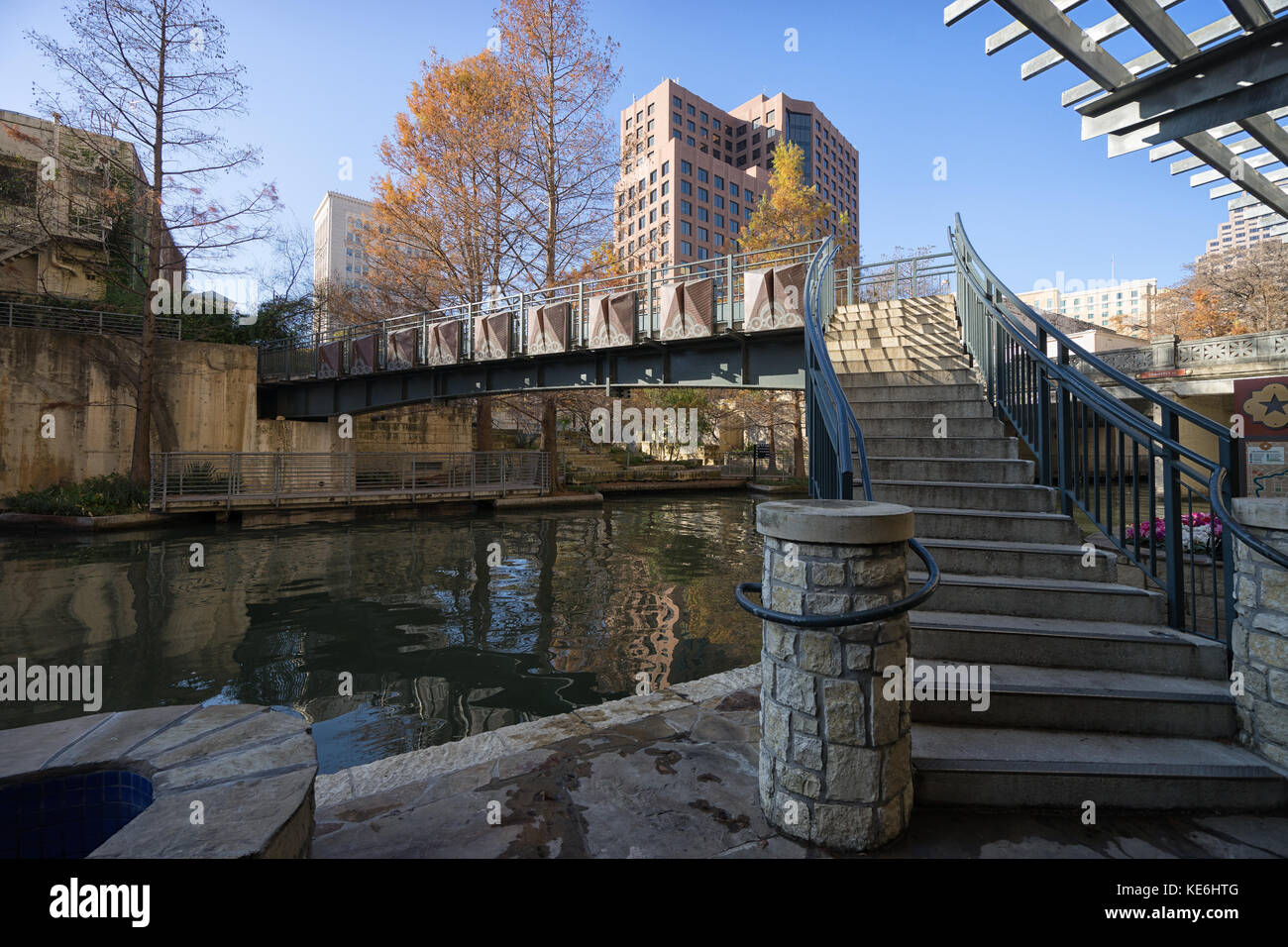 8 de enero de 2016 san antonio: puente en el popular paseo del río en la zona centro de la ciudad Foto de stock