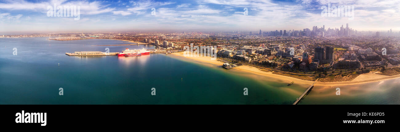 Port Melbourne playa vista aérea de la zona ribereña y muelles hacia South Yarra y Melbourne CBD en amplia vista panorámica. Foto de stock