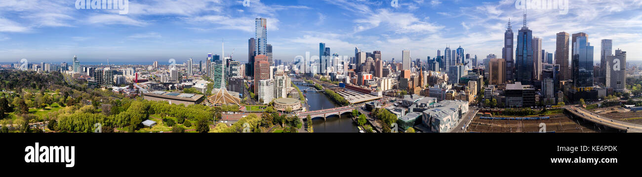 Amplio panorama elevados de Melbourne CBD de la ciudad de South Yarra al río Yarra, flinders station y la estación de tren en un día soleado de verano. Foto de stock