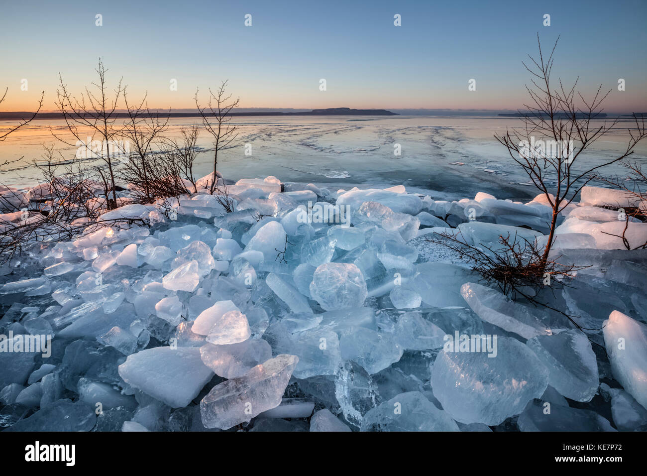 Trozos de hielo sobre el Lago Superior; Thunder Bay, Ontario, Canadá Foto de stock