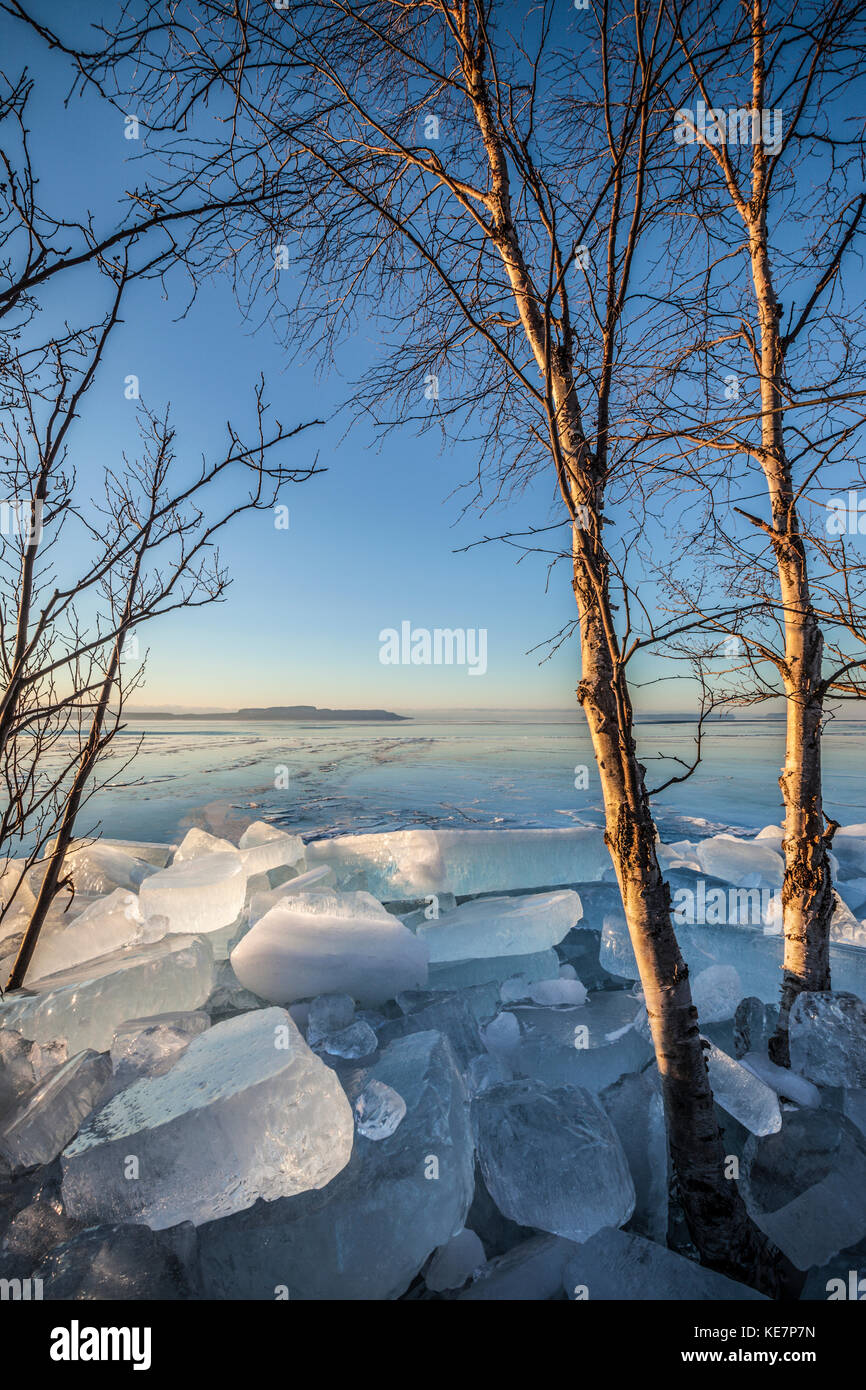 Trozos de hielo sobre el Lago Superior; Thunder Bay, Ontario, Canadá Foto de stock